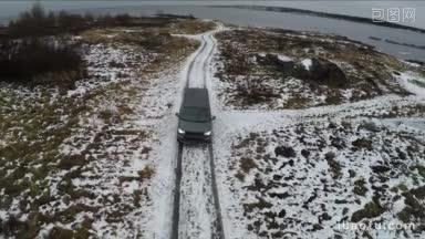 航拍的小型货车离开卡累利阿的拉博切奥斯特洛夫斯克的水边<strong>冬季旅行</strong>